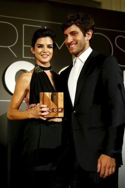 La actriz Clara Lago recibe el premio ICON a la Musa del Año de la mano del actor Quim Gutiérrez.