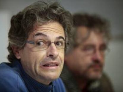 El director ejecutivo de Greenpeace España, Mario Rodríguez (i), y el escritor y periodista Manuel Rivas (d), durante la presentación, hoy en A Coruña, del informe "Otro Prestige es posible".