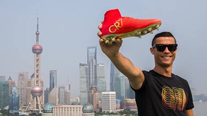 Cristiano Ronaldo posando este verano en Shanghai.