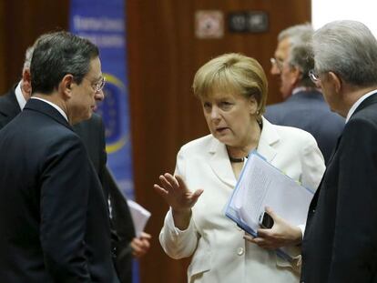 Merkel habla con Monti (derecha) y Draghi, el viernes en Bruselas.
