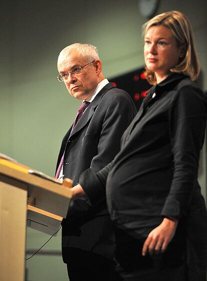 El comisario europeo de Trabajo, Vladimir Spidla, y la portavoz Katharina von Schnurbein, ayer en Bruselas.