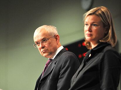 El comisario europeo de Trabajo, Vladimir Spidla, y la portavoz Katharina von Schnurbein, ayer en Bruselas.