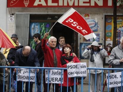 Ambiente ante la sede de Ferraz en el &uacute;ltimo Comite Federal del PSOE.