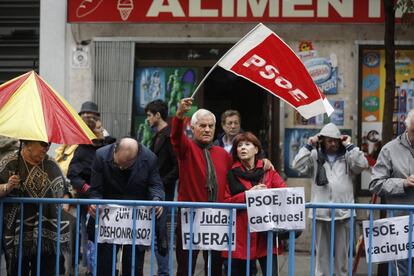 Ambiente ante la sede de Ferraz en el &uacute;ltimo Comite Federal del PSOE.