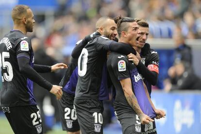 Los jugadores del Leganés felicitan a Jonathan Silva por su gol en Mendizorrotza.