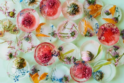 Los expertos recomiendan beber caldos vegetales a base de cebolla, hinojo, apio, perejil puerros y limón. E infusiones (a las que puedes poner hielo, todavía hace calor) de boldo, cardo mariano, cola de caballo, alcachofera y té verde.