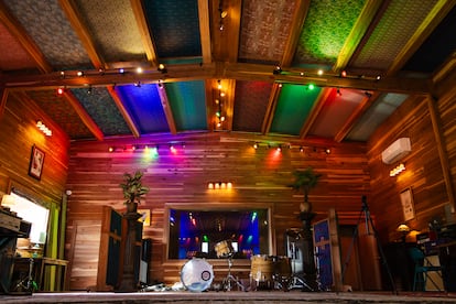 La iluminación colorida, las alfombras estampadas y los acabados en madera confieren a cada estudio de Sonic Ranch un aspecto único, lo que contribuye a crear el ambiente del espacio de grabación.