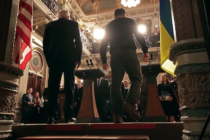 El presidente de Estados Unidos, Joe Biden, y su homólogo ucranio, Volodímir Zelenski, entran en una sala del edificio de la Oficina Ejecutiva Dwight D. Eisenhower, el 12 de diciembre en Washington.