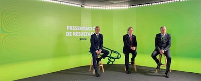 Javier Cubría, director financiero de DKV y presidente del comité ejecutivo, Josep Santacreu, ex consejero delegado y Miguel García Lamigueiro, director de comunicación, en la presentación de resultados de 2020.