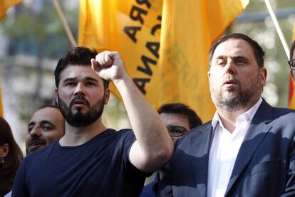 El diputat d'ERC Gabriel Rufián i el líder del partit, Oriol Junqueras, en l'ofrena floral al monument de Rafael Casanova.