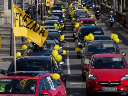 31/01/2021 Una caravana de interinos de la Generalitat recorre el centro de Barcelona para pedir contratos fijos