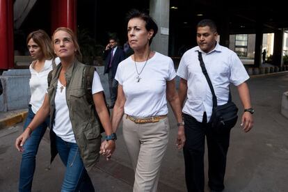 Lilian Tintori y Antonieta Mendoza, tras presentar su denuncia en Caracas.