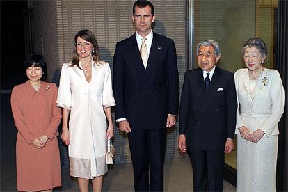 Los Príncipes de Asturias posan junto a los emperadores Akihito y Michiko, y su hija menor, la princesa Sayako.