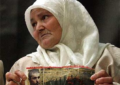 Sodia Alí, de 58 años, la madre de Hamed Abderramán, exhibe la foto de su hijo el pasado jueves en Algeciras.