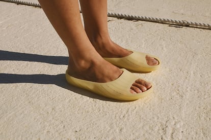Wabi, la chancla 'circular' que rompe moldes. Inspirada en el minimalismo japonés, estas son las sandalias más revolucionarias y sostenibles de Camper. Con Wabi la firma arrancó su producción monomaterial, un proceso sencillo, a partir de una sola pieza de TPU inyectado –reciclado en un 20%–, que genera cero residuos, un consumo energético mínimo y un modelo 100% reciclable. Incluso la plantilla, de tatami y fibra de coco, es completamente biodegradable. Cuando llegue a su fin de ciclo, Camper invita a sus clientes a devolverlas y se compromete a reciclarlos para darles una nueva vida. Por el momento, los diseños de Wabi presumen de desenfado y colores vivos: amarillo, rojo, azules... Unas slippers atrevidas para llevar de casa a la calle, sin dejar la más mínima huella en el planeta.