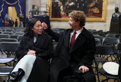 El jefe de Meta, Mark Zuckerberg, con su mujer, Priscilla Chan, en el Capitolio el día de la investidura de Donald Trump.