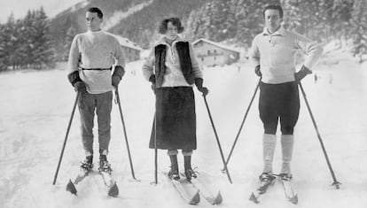 El pintor y escultor alemán Max Ernst, Gala y su marido, el poeta francés Paul Éluard, fotografiados en Austria en 1922.