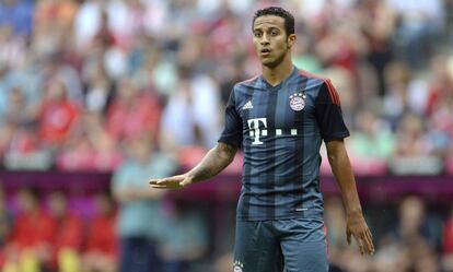 Thiago Alcántara da instrucciones a sus compañeros ante el equipo donde se formó como futbolista. El Bayern ha pagado este verano 25 millones de euros por su fichaje, petición expresa de Guardiola.