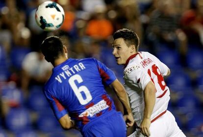 Vyntra disputa el balón con Gameiro.