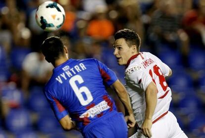 Vyntra disputa el balón con Gameiro.