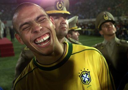 Ronaldo sonríe tras terminar el partido frente a Uruguay en el que la canarinha se impuso por tres goles a cero a la selección chilena, en un encuentro de la Copa de América celebrado en julio de 1999.