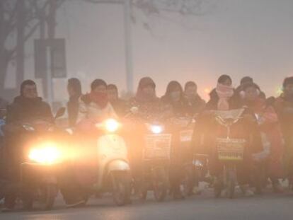Un grupo de personas espera en un cruce en la ciudad china de Bozhou.