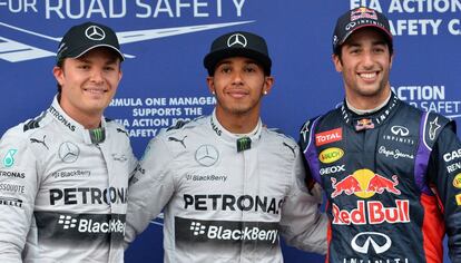 Rosberg (tercero), Hamilton (primero) y Ricciardo (segundo), tras la clasificación. 