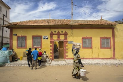 La casa del escritor y fundador de 'Présence Africaine', Alioune Diop, es parada obligatoria de las rutas turísticas por su buen estado de conservación pese a no haber sido rehabilitada y ser modelo de casa baja, llamada “portuguesa”.