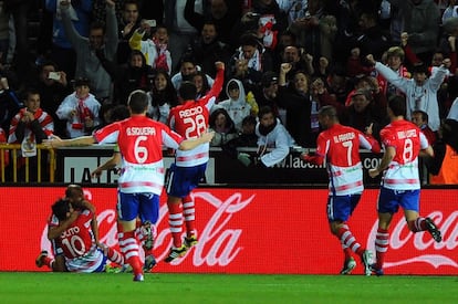 Los jugadores del Granada celebran el gol.