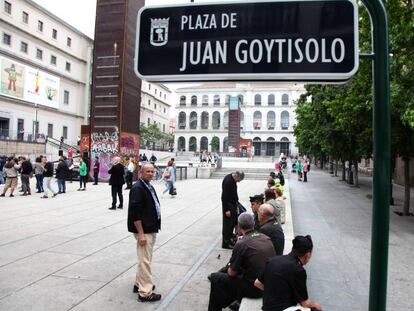 El nuevo cartel que señaliza la plaza Juan Goytisolo.