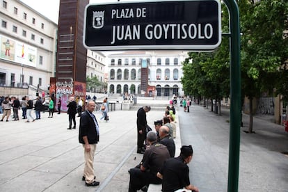 El nuevo cartel que señaliza la plaza Juan Goytisolo.