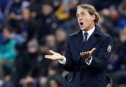 El seleccionador italiano, Roberto Mancini, este lunes contra Irlanda del Norte en Belfast.