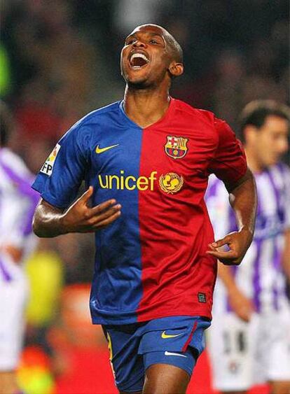 Samuel Eto'o festeja uno de sus goles contra el Valladolid.