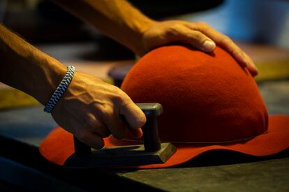 Lo primero que hay que hacer para crear un sombrero es elegir el molde, que pueden ser de madera o aluminio. Luego, se adapta el material al molde, que es lo que da la forma y la talla.