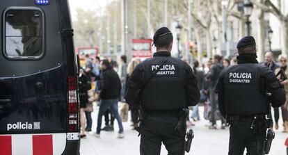 Dos mossos d'esquadra a Barcelona.
