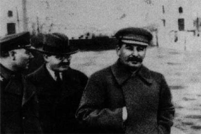 Voroshilov (izquierda), Malenkov y Stalin, en el Volga. A la derecha figuraba Yezhov, <i>desaparecido</i> tras caer en desgracia.