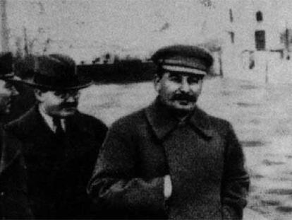 Voroshilov (izquierda), Malenkov y Stalin, en el Volga. A la derecha figuraba Yezhov, <i>desaparecido</i> tras caer en desgracia.