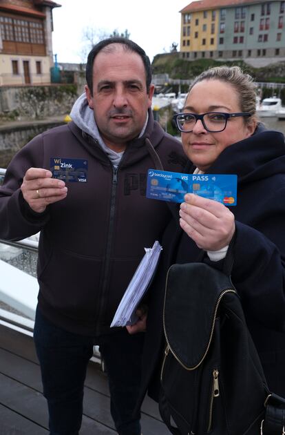 Manuel Soberón y Silvia Fernández posan con sus tarjetas de crédito 'revolving'.