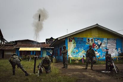 La ciudad de Marawi, en la isla de Mindanao, en el sur de Filipinas, fue tomada hace casi dos meses por una coalición de grupos filipinos con la ayuda de combatientes extranjeros y aún controlan una parte de la ciudad.