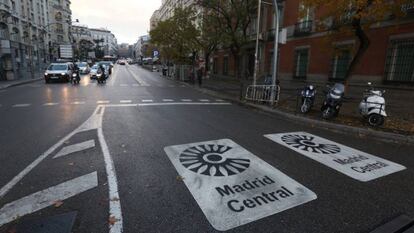 Señales de Madrid Central en uno de los accesos al área.