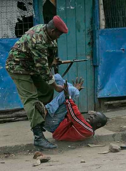 Un policía keniano agarra a un manifestante en un suburbio de Nairobi.