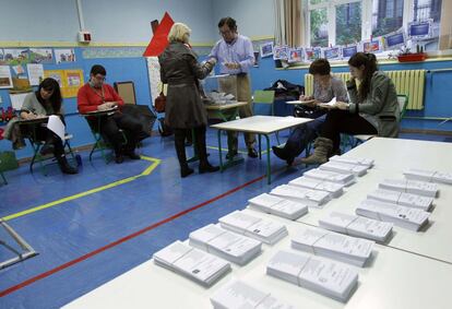 Ambiente en un colegio electoral de Bilbao