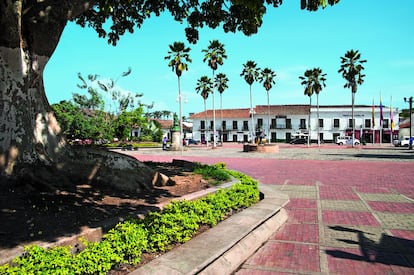 Guaduas es el pueblo donde nació la líder revolucionaria Policarpa Salavarrieta, también conocida como La Pola. “¡Pueblo indolente! ¡Cuán distinta sería vuestra suerte si conocieseis el precio de la libertad! Ved que, aunque mujer y joven, me sobra valor para sufrir la muerte y mil muertes más”. Sus palabras inspiraron a criollos y campesinos para la luchar contra la hegemonía española. Desde entonces, esta localidad del departamento de Cundinamarca, a 170 kilómetros de Bogotá, es destino de peregrinación para los que quieren conocer la historia de La Pola. Su arquitectura es una mezcla entre el bahareque y las tejas de barro y zinc. En el convento de la Soledad, primera construcción colonial del pueblo donde ahora está la alcaldía, se alojaron Antonio Nariño, Manuelita Sáenz y Simón Bolívar, entre otros próceres de la independencia. Desde el mirador de Piedra se observa el río grande del Magdalena y los nevados del Ruiz, Santa Isabel y Tolima, además del salto de Versalles, una caída de agua de más de 40 metros de altura.