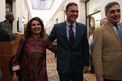 El presidente del Gobierno, Pedro Sánchez, y la ministra de Hacienda, María Jesús Montero, el jueves en el Congreso.