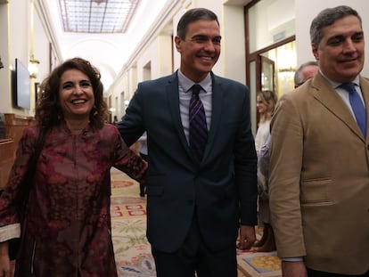 El presidente del Gobierno, Pedro Sánchez, y la ministra de Hacienda, María Jesús Montero, el jueves en el Congreso.