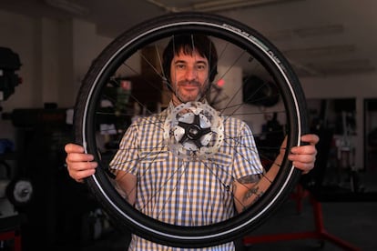 Andrés Arregui, de 40 años, fabrica bicicletas de manera artesanal y a medida desde 2009. Sus creaciones más básicas cuestan entre 3.500 y 4.000 euros y además de venderse en España, se exportan a países como Alemania y Reino Unido.