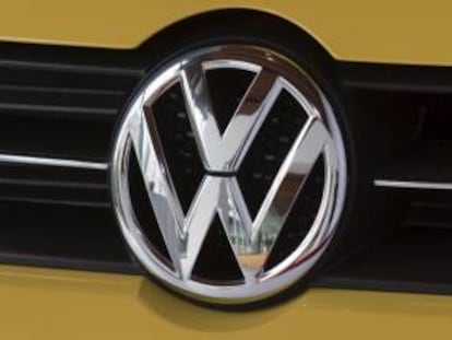 Logo de Volkswagen en un coche. EFE/Archivo