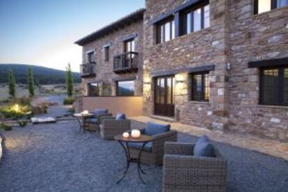 Terraza del hotel Mas de Cebrián, en Puertomingalvo (Teruel).