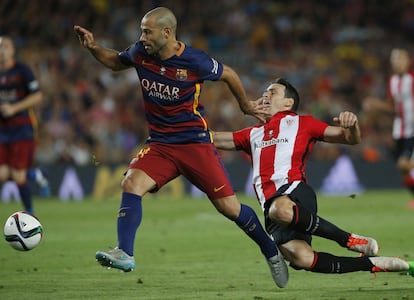 Mascherano se cruza ante Aduriz 