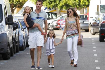 Los príncipes de Asturias, con sus hijas Leonor y Sofía, el verano pasado en Palma.